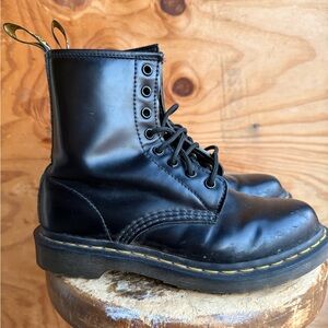 Dr. Martens Boots Women’s uk 5/ U.S. 7/ Black Leather 1460 8 eyelet boots